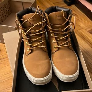 COPY - Used women’s Timberland size 7 boots does not come with original box
